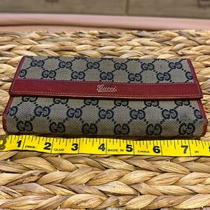 Gucci Vintage wallet Used condition in good shape… Genuine!!!!